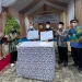Kepala BPJS Kesehatan Cabang Serang, Dasrial ( tengah kiri) dan Direktur RSUD Aulia  Pandeglang, Raden Furqon Haetami (tengah kanan) disaksikan Direktur Jaminan Pelayanan Kesehatan, Lily Kresnowati, saat lakukan penandatanganan kerjasama layanan  Peserta JKN, di halaman depan RSUD Aulia  Pandeglang, Kamis (18/11). ISTIMEWA