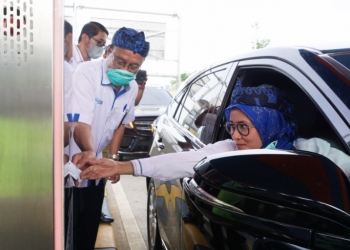 Bupati Lebak, Iti Octavia Jayabaya saat lakukan Tapping pertama di Gerbang Tol Rangkasbitung, Rabu, (17/11). ISTIMEWA
