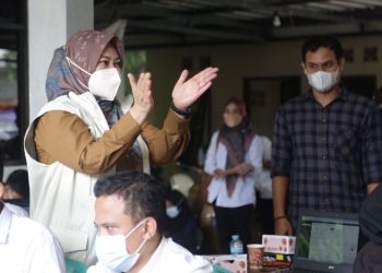 Bupati Pandeglang, Irna Narulita sedang memberikan semangat kepada warga yang ikut serta vaksinasi di Kecamatan Karangtanjung, Rabu (10/11/2021).