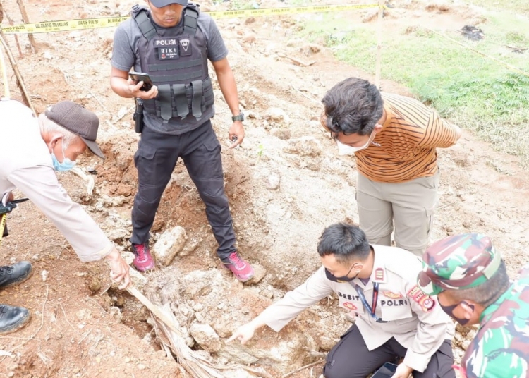 Warga Panongan Temukan Granat Saat Mencari Ikan