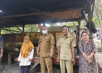 KepsyenLurah Lebakwangi, Aminudin, saat mengunjungi rumah pengrajin ketupat di kampung Cimareng, Kelurahan Lebakwangi, Kecamatan Walantaka, Kota Serang.