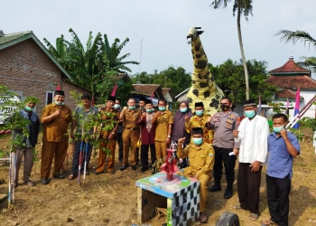 Lurah Pabuaran, Maryani,saat berkegiatan dengan masyarakat.