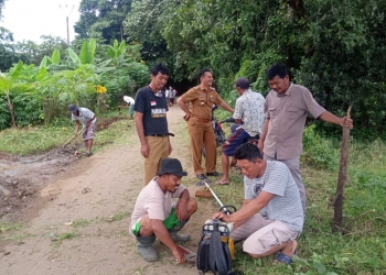 Kegiatan gotong royong warga Kelurahan Pasuluhan, Kecamatan Walantaka, Kota Serang.