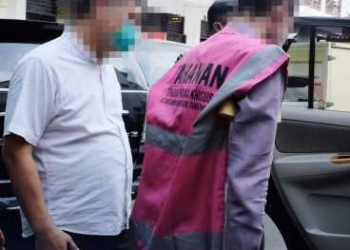 Tersangka tindak pidana perpajakan, RHW (kanan) usai mengikuti pemeriksaan di Kejaksaan Negeri Tangerang.