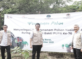 Pejabat Astra Tol Tangerang Merak Sedang Melakukan Foto Bersama di lokasi penanaman pohon akses Tol Serang Barat / ISTIMEWA