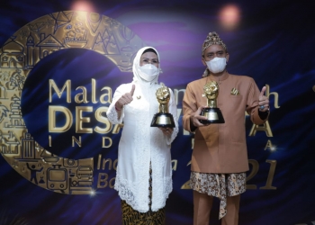 Bupati Serang, Ratu Tatu Chasanah bersama dengan Kepala Desa Cikolelet, Kecamatan Cinangka, Ojat Darojat, pada Malam Anugerah Desa Wisata Indonesia (ADWI) 2021, yang digelar Kementerian Pariwisata dan Ekonomi Kreatif (Kemenparekraf) di Ciputra Artpreneur, Jakarta, Selasa (7/12) malam.