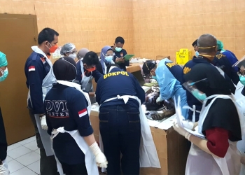 Tim Identivikasi DVI Polda Banten mengidentifikasi jenazah.