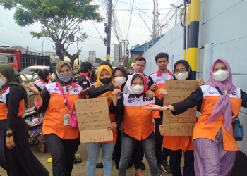Sejumlah buruh yang tergabung dalam serikat Federasi Kebangkitan Buruh Indonesia menggelar aksi tolak kebijakan Pemerintah daerah yang tidak menaikkan upah minimum Kabupaten/Kota (UMK), Rabu (8/12) di depan PT Parkland World Indonesia (PWI) 1, Cikande, Kabupaten Serang.