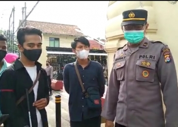 Sejumlah penyandang tunanetra yang tergabung dalam Persatuan Tunanetra Indonesia (Pertuni) Kota Serang saat melakukan sweeping trotoar yang ada di Kota Serang, Kamis (16/12).