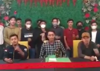 Sekelompok orang yang mengklaim sebagai BEM Nusantara menyampaikan pernytaaan terkait peristiwa penerobosan buruh ke dalam ruang kerja Gubernur Banten.