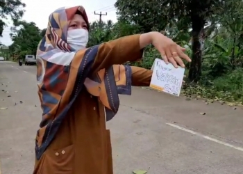 Salah satu tenaga kesehatan Puskesmas Padarincang, saat menawarkan vaksinasi kepada pengguna jalan di Desa Cisaat, Kecamatan Padarincang, Kabupaten Serang, Selasa (21/12).