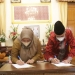 Bupati Pandeglang, Irna Narulita bersama Rektor Unma Banten, Prof Sibli Sarjaya saat menandatangani MoU.