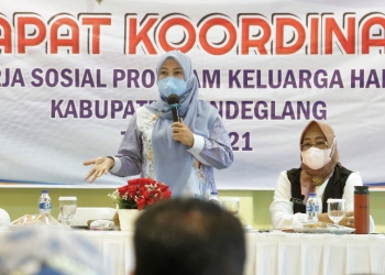 Bupati Pandeglang, Irna Narulita saat memberikan sambutan pada Rakor Peksos PKH.