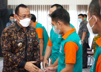 Walikota Cilegon, Helldy Agustian, saat menjabati tangan Pengurus Forum Komunikasi Kelompok Informasi Masyarakat (FK KIM) Kota Cilegon tahun 2021 – 2024, yang berlokasi di Aula Diskominfo Kota Cilegon, Jum'at (3/12). ISTIMEWA