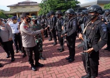 Kapolda Banten Irjen Pol Rudy Heriyanto, saat lakukan pengecekan pasukan pada Apel Operasi Lilin Maung 2021, di halaman Mapolda Banten, Kamis (23/12). DZIKI OKTOMAULIYADI / BANTEN POS