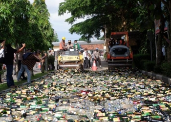 Kapolda Banten Irjen Pol Rudy Heriyanto bersama Wakil Ketua MUI Provinsi Banten KH Mahmudi, saat menaiki alat berat untuk memusnahkan ribuan botol miras, di Mapolda Banten, Kamis (23/12). DZIKI OKTOMAULIYADI / BANTEN POS