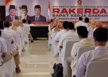 Ketua DPD Gerindra Banten, Desmond J Mahesa (depan), saat memberikan arahan kepada para kader Gerindra Banten, pada kegiatan Rakerda di Gedung Graha Mahesa, Jalan Serang-Pandegalang KM4, Kota Serang, Kamis (23/12). DZIKI OKTOMAULIYADI / BANTEN POS