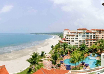 Kawasan wisata Pantai Anyer yang terletak di Selat Sunda.