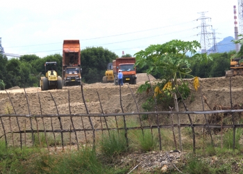 Aktivitas proyek pembuangan pasir PT Lotte Chemical Indonesia (LCI) ke lahan Pelabuhan Warnasari milik PT Pelabuhan Cilegon Mandiri (PCM), Kota Cilegon.