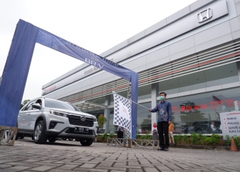 Branch Manager Honda Auto Serang, Yohan Wijaya, saat melepas perdana All New Honda BR-V kepada konsumen di diler Honda di Jalan raya Cilegon no 517 Kelurahan Drangong, Kecamatan Serang, Kota Serang, Minggu (16/1). DZIKI OKTOMAULYADI/BANTEN POS
