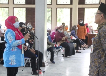 Salah seorang pegawai honorer saat curhat kepada Pj Sekda Pandeglang, Taufik Hidayat.