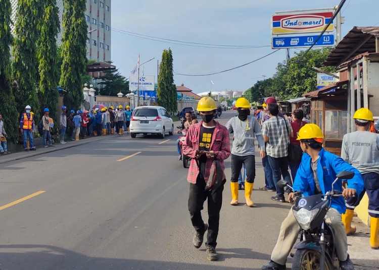 Panik! Ratusan Karyawan Pabrik Kimia di Cilegon Berhamburan Saat Gempa 6,7 Magnitudo Terjadi