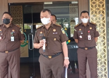 Asisten Intelijen pada Kejati Banten, Adhyaksa Darma Yuliano memberi keterangan kepada wartawan.