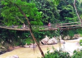 Jembatan gantung terbuat dari bambu di Desa Bayah Timur Kecamatan Bayah.