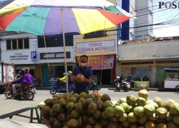 Pedagang kelapa di Pasar Lama, Kota Serang.