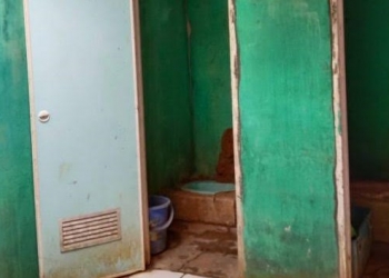 Tampak salah satu titik keberadaan bangunan jamban yang ada di PAUD Wiyata Guna Gununganten Kecamatan Cimarga yang butuh perhatian. Selasa (25/01).