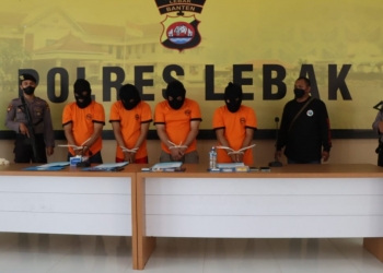 Empat orang pengedar sabu yang ditangkap Polres Lebak diperlihatkan kepada wartawan, Selasa (18/1/2022).