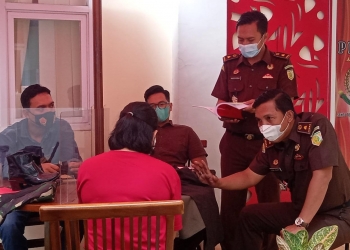 Tim Kejari Kota Cilegon saat mengintrogasi tersangka N yang diduga melakukan penggelapan antar keluarga.