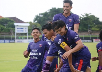 Skuad Persita Tangerang merayakan gol ke gawang Persela Lamongan.