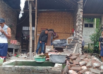 Tampak kondisi puing-puing rumah warga di Desa Pasirpeuteuy Kecamatan Cileles yang ambruk akibat hujan angin pada Kamis pagi (20/01).