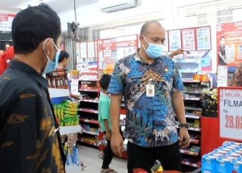 Kepala Diskoperindag Kabupaten Pandeglang, Suaedi Kurdiatna saat melakukan sidak minimarket.