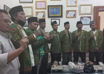 Pengurus Forum FKDT Cilegon berfoto usai bertemu Wakikota Cilegon Helldy Agustian, Jum'at (14/1/2022).