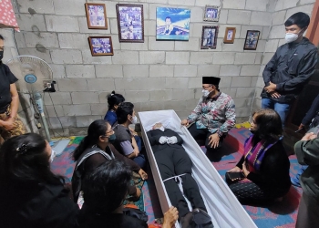 Walikota Cilegon, Helldy Agustian saat melayat kerumah duka Juni Deddy Ricardo Saragih, korban kecelakaan maut di Balikpapan, Kalimantan Timur, Jumat (21/1) / ISTIMEWA