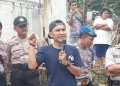 Tampak Ketua Badak Banten Perjuangan Lebak, Erot Rohman tengah mempertanyakan soal kandang ayam milik PT Pokhan di Desa Sarageni, Selasa (25/01).