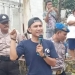 Tampak Ketua Badak Banten Perjuangan Lebak, Erot Rohman tengah mempertanyakan soal kandang ayam milik PT Pokhan di Desa Sarageni, Selasa (25/01).