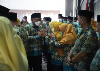 Walikota Cilegon, Helldy Agustian saat menghadiri acara pelantikan DPD PGMI Kota Cilegon periode 2021 – 2026 yang berlokasi di Aula Diskominfo, Senin (24/1). LUKMAN HAPIDIN/BANTEN POS
