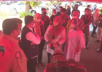Bupati Pandeglang, Irna Narulita didampingi Kepala Dinsos Pandeglang, Nuriah dan jajaran lainnya, berbincang dengan pimpinan Komisi VIII DPR RI, di tenda contoh perlengkapan lumbung sosial, yang didirikan di Pendopo Pandeglang, beberapa waktu lalu. (DOKUMEN/SATELIT NEWS)
