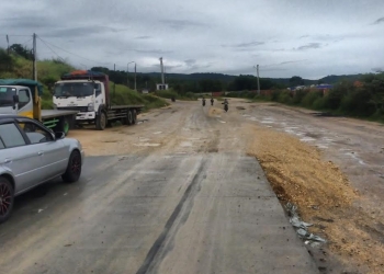 Sesuai janjinya untuk tanggungjawab sosial, tampak jalan Cibayawak-Sawarna sepanjang 500 Meter baru 30 Persen dikerjakan oleh PT Cemindo. Foto diambil Sabtu (22/1/2022).