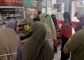 Sejumlah ibu-ibu menyerbu penjualan minyak goreng di minimarket.