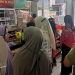 Sejumlah ibu-ibu menyerbu penjualan minyak goreng di minimarket.