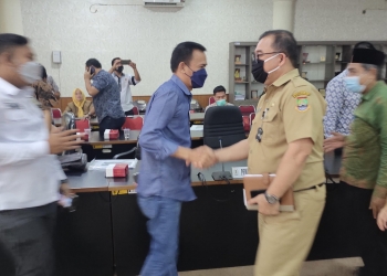 Suasana RDP antara Komisi I, Komisi IV, DPMPTSP, Satpol PP, Disperindag dan manajemen pihak minimarket di Ruang Rapat DPRD Cilegon, Senin (24/1). LUKMAN HAPIDIN/BANTEN POS