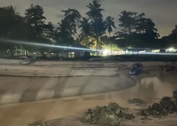 Tampak Kondisi Muara Kali Cipamubulan di Pantai Pulomanuk yang terlihat keruh yang diduga akibat limbah cucian pasir.