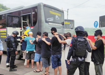 Puluhan narapidana narkoba dari Lapas Kelas IIA Serang dan Lapas Kelas IIA Cilegon dipindah ke Lapas Nusakambangan, Cilacap, Jawa Tengah. ISTIMEWA
