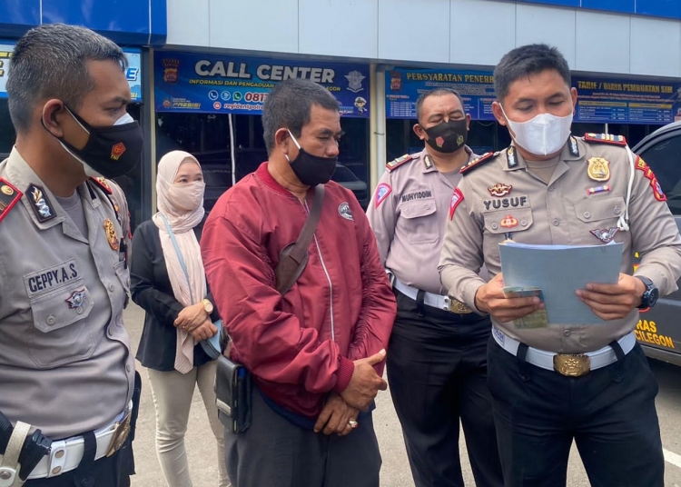 Waduh, Pengendara Sepeda Motor Diamankan Polisi Gara-gara Masuk Jalan Tol