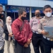 Kasatlantas Polres Cilegon AKP Yusuf Dwi Atmodjo bersama pemotor bersama pasangannya yang masuk ke tol itu saat dimintai keterangan di Satlantas polres Cilegon, Senin (24/1). [LUKMAN HAPIDIN/BANTEN POS]