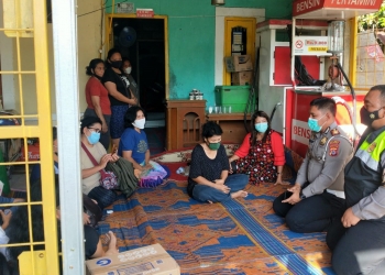 Polres Cilegon berkunjung ke rumah salah satu korban kecelakaan maut di Balikpapan, yaitu mendiang Deddy Ricardo Saragih
